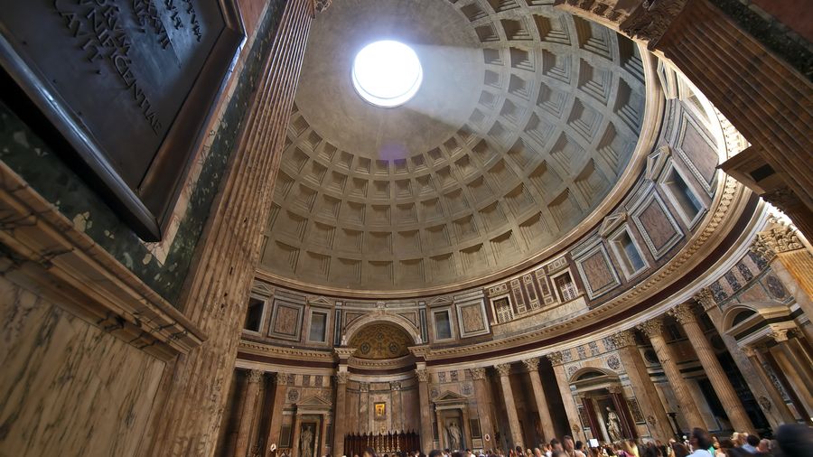 Pantheon Rom - Feuerwehr inszeniert beeindruckenden Rosenregen-Event