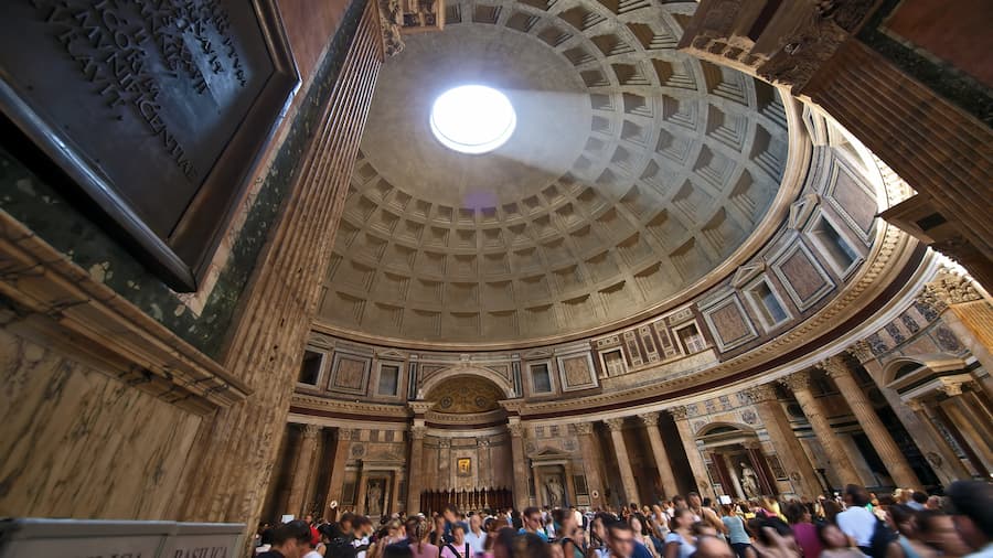 Rosenregen im Pantheon Rom - Am Pfingstsonntag werfen Feuerwehrleute tausende rote Rosenblätter durch die Kuppelöffnung – ein Symbol für den Heiligen Geist.