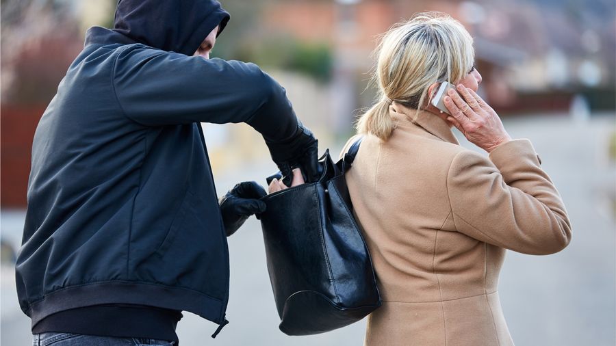 Schütze dich vor Taschendieben in Rom! Entdecke unsere effektiven Tipps & Tricks, um sicher die Stadt zu genießen. Jetzt informieren!